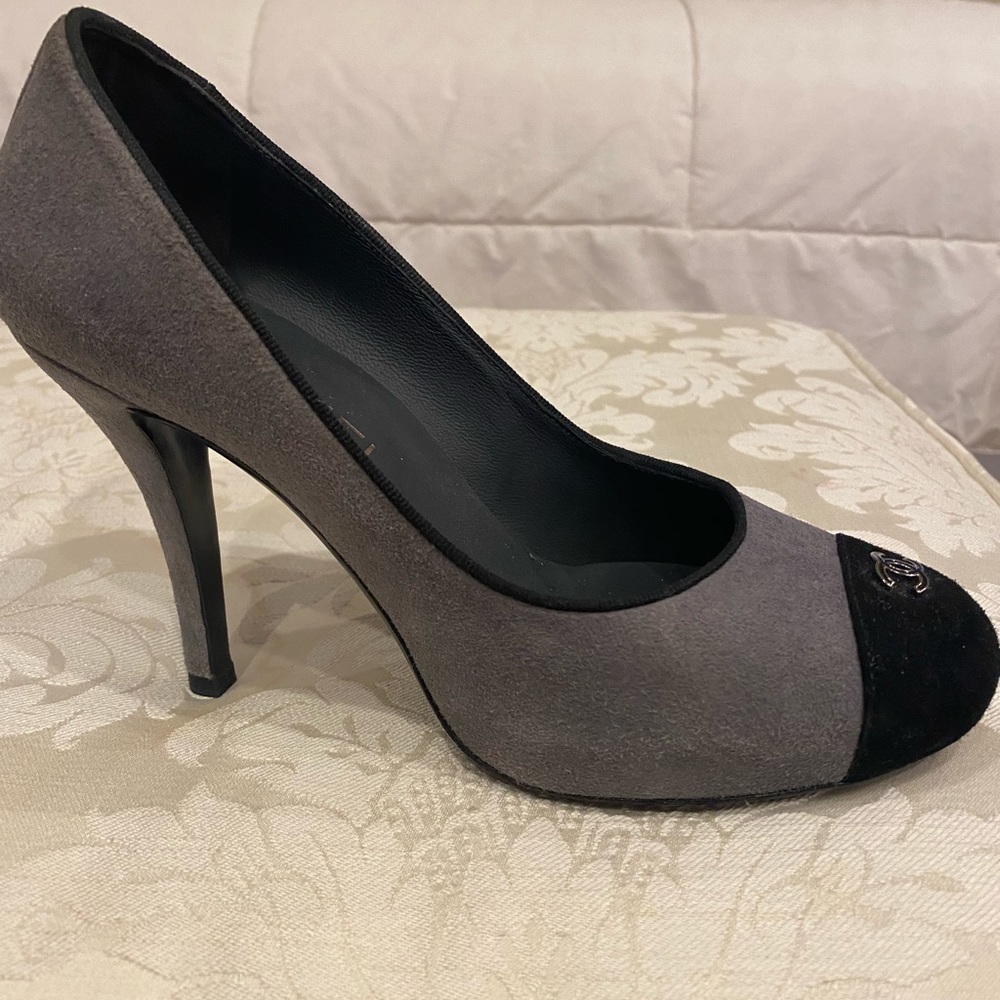 CHANEL Two-Tone Gray and Black Heels - Picture 2 of 6